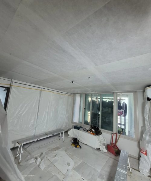 서해구 한국아파트 32평 안방 천장 실크도배 마감 후 촬영한 현장