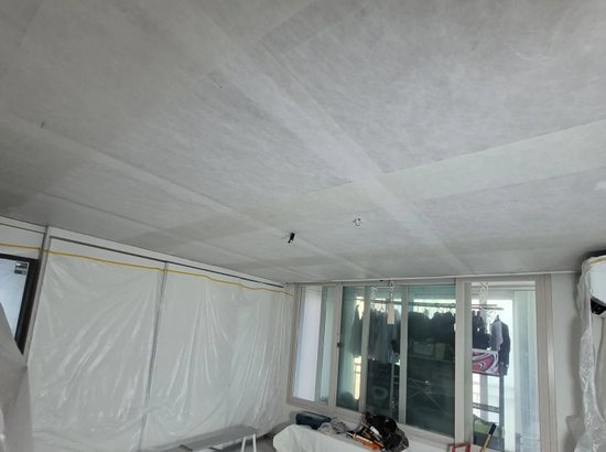 서해구 한국아파트 32평 안방 천장 실크도배 마감 후 촬영한 현장
